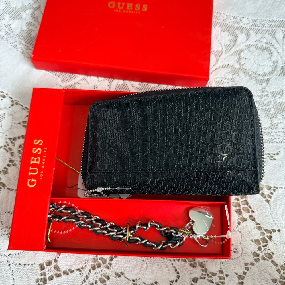 GUESS Black Wallet with Silver Heart keychain. NWT boxed giftset - Picture 5 of 9